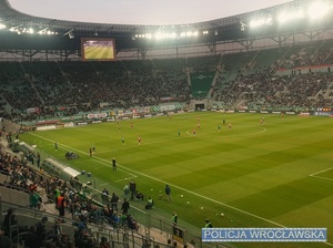 Widok na murawę w trakcie rozgrywanego na stadionie miejskim we Wrocławiu meczu piłki nożnej.