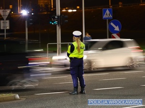 Policjantka ruchu drogowego kierująca ruchem na jednym ze skrzyżowań w okolicy stadionu miejskiego we Wrocławiu.