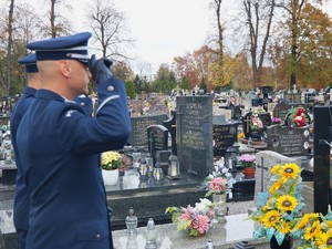 Komendanci z Komendy Miejskiej Policji we Wrocławiu z wizytą na grobach zmarłych policjantów