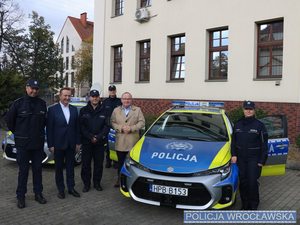 Ekologiczne i nowoczesne radiowozy trafiły do policjantów z powiatu wrocławskiego