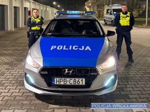 Choć nie mieli dokładnego rysopisu to wiedzieli, że nie przerwą poszukiwań póki go nie znajdą… Policjanci z wrocławskiej drogówki uratowali życie 18-latka, który podjął desperacki krok