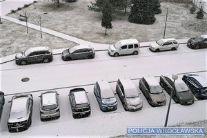 zdjęcie zaśnieżonych aut
