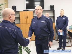 policjant otrzymujący wyróżnienie od komendanta