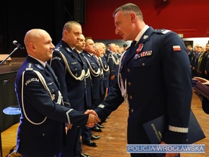 Komendant Miejski Policji odbierający akt mianowania na stopień inspektora od Komendanta Wojewódzkiego Policji