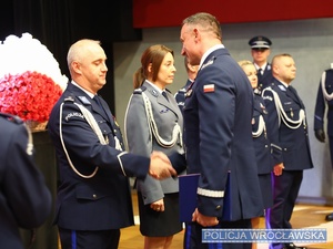 nadkomisarz Paweł Kołek, Komendant Komisariatu Policji Wrocław Grabiszynek odbiera akt mianowania na podinspektora policji