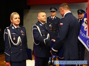 nadkom. Radosłąw Wasiak - Komendant Komisariatu Policji Wrocław Fabryczna odbiera akt mianowania na podinspektora policji