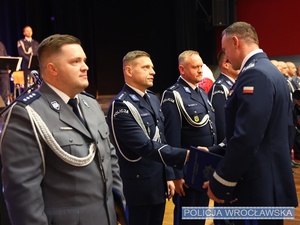 kom. Krzysztof Zając - Zastępca Komendanta Komisariatu Policji Wrocław Fabryczna odbiera stopień nadkomisarza policji