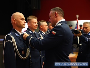 młodszy inspektor Sławomir Wołk – Zastępca Komendanta Miejskiego Policji we Wrocławiu odznaczony medalem