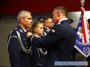 komisarz Piotr Bohater - naczelnik Wydziału dw. z Przestępczością Samochodową Komendy Miejskiej Policji odznaczony medalem