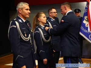 komisarz Bogusława Chodorowska - kierownik referatu w Wydziale dw. z Przestępczością Gospodarczą Komendy Miejskiej Policji we Wrocławiu odznaczona medalem
