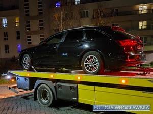 Nie jeden, nie dwa ale aż trzy skradzione z terenu Niemiec auta, o łącznej wartości bagatela blisko 750 000 złotych, odzyskali policjanci z wrocławskiej komendy miejskiej