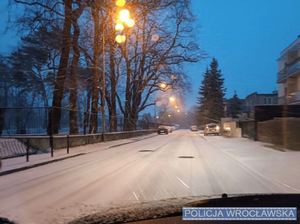 Zimowe warunki na drogach - jak zwiększyć bezpieczeństwo kierowców i pieszych