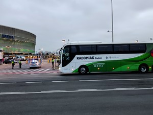 Wjeżdżający jedną ze stadionowych bram, pilotowany przez poruszających się oznakowanym radiowozem Policji,  autobus drużyny Radomiaka Radom.