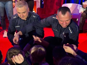 Policjanci rozmawiający z grupą dzieci.