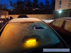 Nie bądź czołgistą - oczyść z lodu całą szybę auta!