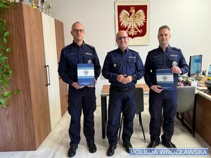Wyróżnienia dla komendantów z komisariatu w Siechnicach, którzy zatrzymali na gorącym uczynku oszusta