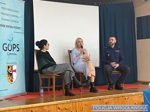 Wrocławski policjant brał udział w konferencji zorganizowanej w ramach obchodów międzynarodowej kampanii "Biała Wstążka"