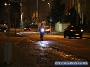 Pomimo zimy na ulicach Wrocławia nadal spotykamy rowerzystów. Nie pozostawiaj roweru bez nadzoru i zabezpiecz swoje mienie przed kradzieżą