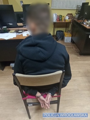 Wrocławscy policjanci dzięki wnikliwej pracy operacyjnej zatrzymali 25-latka biorącego udział w oszustwie metodą na BLIK-a