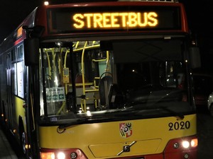 Streetbus stojący przy jednej z wrocławskich ulic - zdjęcie poglądowe