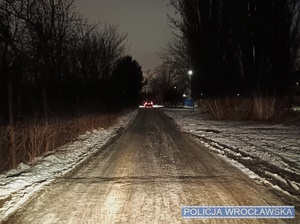 Ślisko na drogach Wrocławia i powiatu. Policja apeluje o rozwagę i ostrożną jazdę