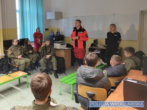 Ratownik opowiadający o pierwszej pomocy