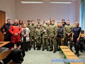 Spotkanie wrocławskich policjantów i ratownika medycznego z młodzieżą w Liceum Ogólnokształcącym Dolnośląskiego Zakładu Doskonalenia Zawodowego