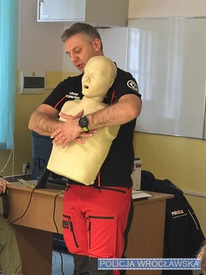 ratownik pokazuje ćwiczenie na fantomie