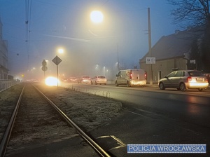 Poranne mgły i niskie temperatury utrudniały wielu wrocławianom dotarcie do celu. Przypominamy o czym pamiętać gdy za oknami zima