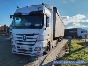 Stojący na jednym z parkingów przy autostradzie A4 pojazd ciężarowy.