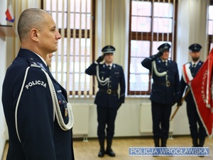 Policjanci podczas uroczystej zbiórki