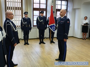 Policjanci podczas uroczystej zbiórki