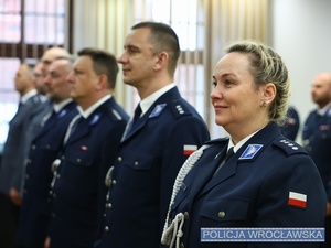 Policjanci podczas uroczystej zbiórki