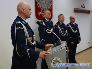 Policjanci podczas uroczystej zbiórki