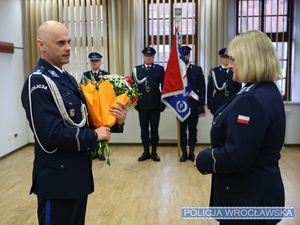 policjanci podczas uroczystej zbiórki