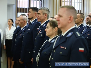 policjanci podczas uroczystej zbiórki