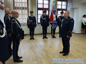 policjanci podczas uroczystej zbiórki