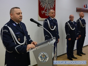 policjanci podczas uroczystej zbiórki