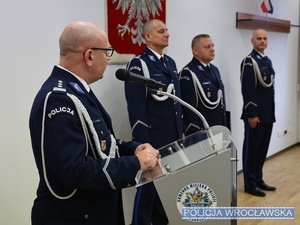 policjanci podczas uroczystej zbiórki