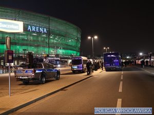 Policjanci zabezpieczali mecz pomiędzy drużynami WKS Śląsk Wrocław i Lech Poznań. 3 osoby zatrzymane i kilkaset sztuk materiałów pirotechnicznych ukrytych na terenie stadionu