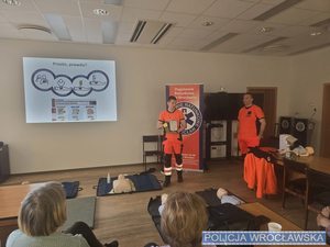 Policjanci organizują warsztaty z pierwszej pomocy medycznej dla seniorów