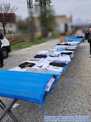 Policjanci zatrzymali dwie osoby, które sprzedawały podrobioną odzież na targowisku