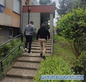 na zdjęciu widać dwóch nieumundurowanych policjantów idących po schodach