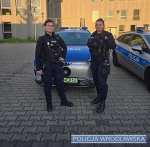 na zdjęciu widać dwie policjantki stojące obok radiowozu