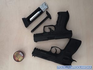 Policjanci zatrzymali mężczynę, który groził przedmiotem przypominającym broń kobiecie i jej dziecku