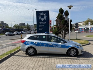 na zdjęciu widać radiowóz w którym siedzi policjantka