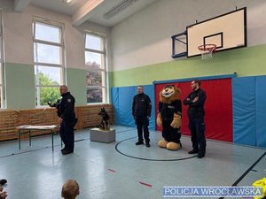 Funkcjonariusze z Komisariatu Policji Wrocław-Grabiszynek spotkali się z dziećmi w szkole, aby porozmawiać o bezpiecznych wakacjach