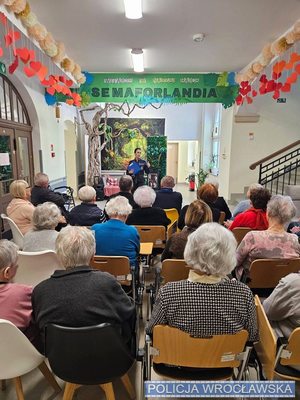 Funkcjonariuszki z Komisariatu Policji Wrocław-Rakowiec edukują seniorów z Domu Pomocy Społecznej
