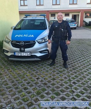 na zdjęciu widać samochód i policjanta.