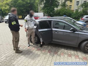 Wrocławscy policjanci zatrzymali mężczyznę, który kilka dni temu pobił dostawcę jedzenia